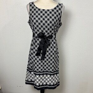 1462 Karin Stevens Elegant Black and White Sleeveless Dress. Sz14P